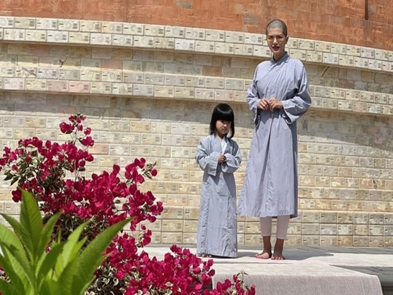 Oanh Yến cạo trọc đầu để đóng phim “Đi về phía mặt trời” của đạo diễn Nguyễn Tấn Trực. Người đẹp chia sẻ trên Vietnamnet, ngoài xuống tóc, cô còn thay đổi bản thân, hạn chế ăn động vật, chủ yếu ăn rau củ để nhập tâm cho vai diễn. Ảnh: Vietnamnet