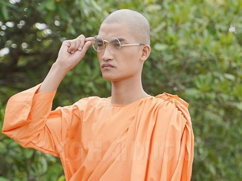 Đóng thầy tu trong phim điện ảnh “30 chưa phải Tết”, Mạc Văn Khoa phải cạo đầu đến 9 lần. Ảnh: Tuổi trẻ thủ đô