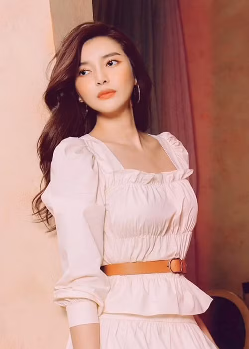 Người đẹp phân trần: “Gần đây Hà stress vì phim mới và công việc kinh doanh nên Hà đã uống 1 ít bia, hút 1 điếu thuốc và Hà có đăng clip trên story mừng sinh nhật mình".