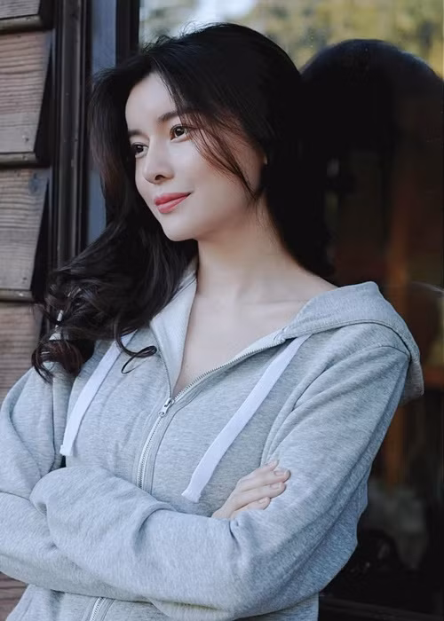 Mới đây, Cao Thái Hà bị chỉ trích vì những tâm sự liên quan đến cha ruột quá cố. Cô nói trong một talkshow: “Mình có một sự gắn kết với ba khủng khiếp. Tới cái ngày ba Hà sắp mất, Hà cầm tay ba Hà nói: Ba ơi, chắc có lẽ kiếp trước con với ba là người yêu, mà chắc yêu cũng dữ lắm, yêu chắc cũng là tự tử lên, tự tử xuống, nên kiếp này ba con mình mới yêu thương nhau như vậy. Nên là kiếp sau mình tiếp tục yêu nhau nữa. Con mong rằng kiếp sau mình đừng làm ba con nữa, mình là vợ chồng đi, để tình yêu nó được thăng hoa hơn”.