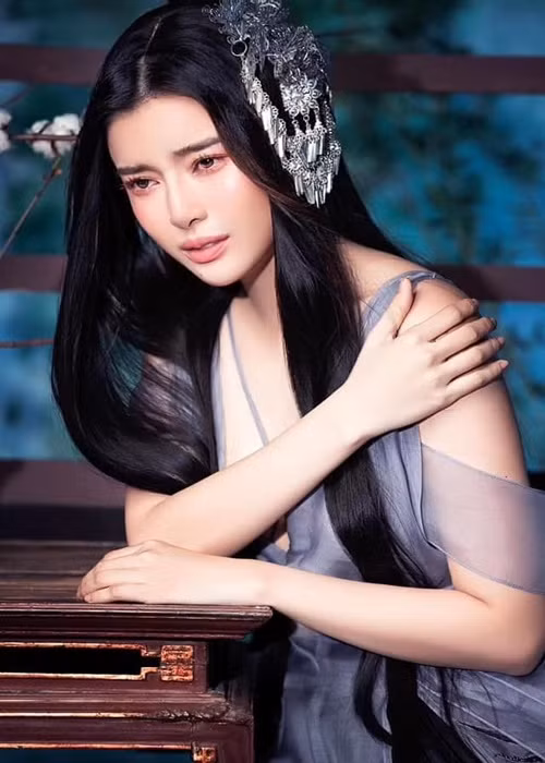 Giữa lùm xùm, Cao Thái Hà viết trên trang cá nhân: "Chấp nhận tổn thương bản thân mình để hy sinh cho vai diễn... lại là điều mà người ta đem ra chà đạp và sỉ nhục".