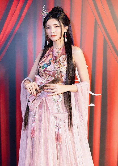 Năm 2021, Cao Thái Hà gây ồn ào khi đóng cảnh nóng dung tục trong bộ phim điện ảnh "Kiều" do Mai Thu Huyền đạo diễn.