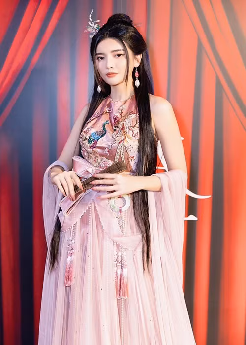 Năm 2021, Cao Thái Hà gây ồn ào khi đóng cảnh nóng dung tục trong bộ phim điện ảnh "Kiều" do Mai Thu Huyền đạo diễn.