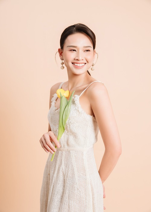 Hoa hậu phụ nữ Việt Nam qua ảnh 2006 sở hữu vóc dáng thon thả, gương mặt xinh đẹp ở tuổi 38.