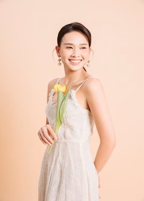 Hoa hậu phụ nữ Việt Nam qua ảnh 2006 sở hữu vóc dáng thon thả, gương mặt xinh đẹp ở tuổi 38.