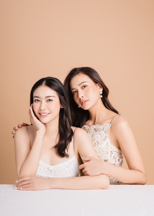 Hà Kiều Anh tỏ ra không hề kém cạnh đàn em khi khoe sắc rạng ngời cùng làn da trắng ngần không tì vết.