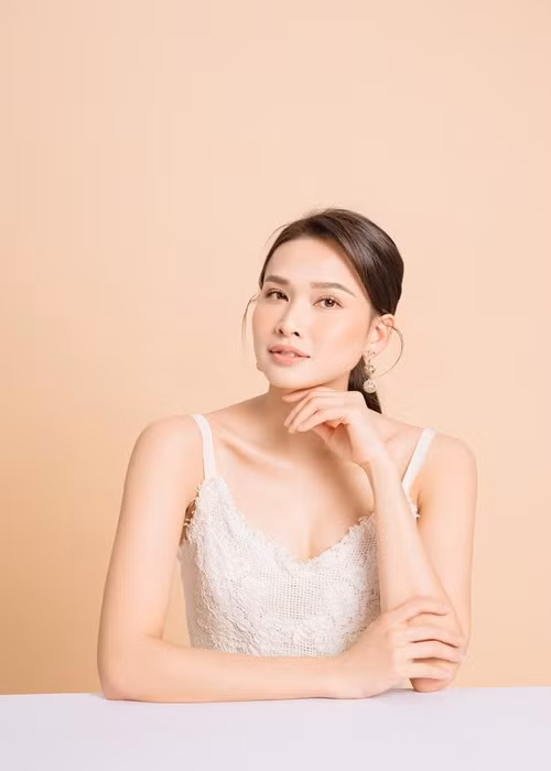 Trong khi Hà Kiều Anh đã lập gia đình, Dương Mỹ Linh vẫn còn son rỗi.