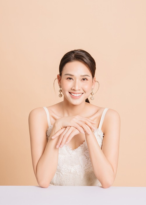 Dương Mỹ Linh sinh năm 1984, từng đăng quang Hoa hậu phụ nữ Việt Nam qua ảnh 2006.