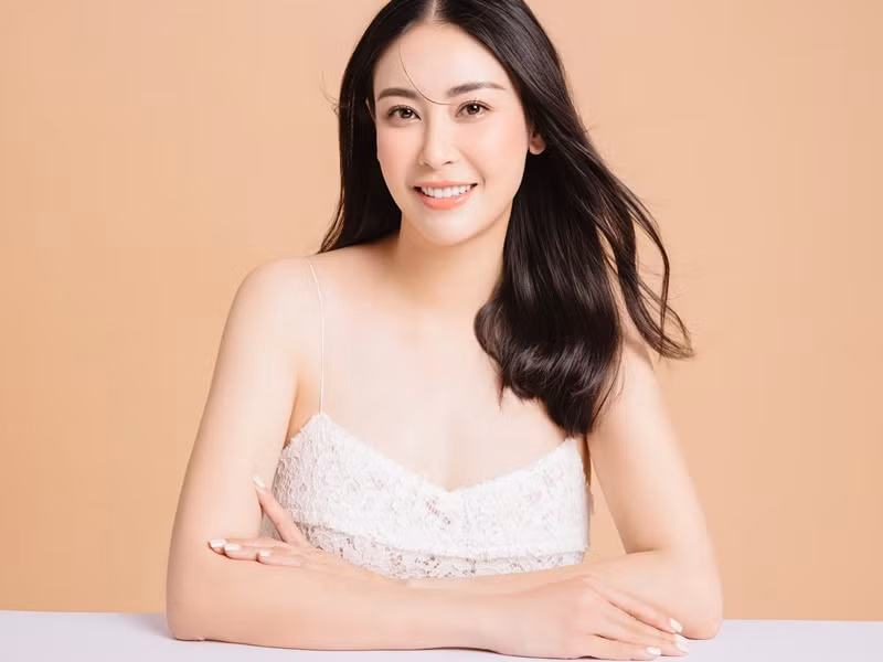 Dù đã U50, 3 lần sinh nở, Hà Kiều Anh vẫn luôn tràn đầy năng lượng, duy trì nét trẻ trung rạng ngời mỗi khi xuất hiện. Nói về bí quyết duy trì nét thanh xuân đáng ngưỡng mộ, cô chia sẻ: “Bên cạnh chế độ ăn uống hợp lý kết hợp tập thể dục, Hà Kiều Anh còn chăm sóc da thường xuyên, sử dụng mặt nạ trước khi đi ngủ, sử dụng kem chống nắng khi ra ngoài”.