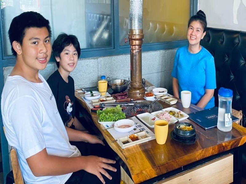 Vợ cũ của Phước Sang đăng tải hình ảnh đi ăn uống cùng các con. Ảnh: FBNV