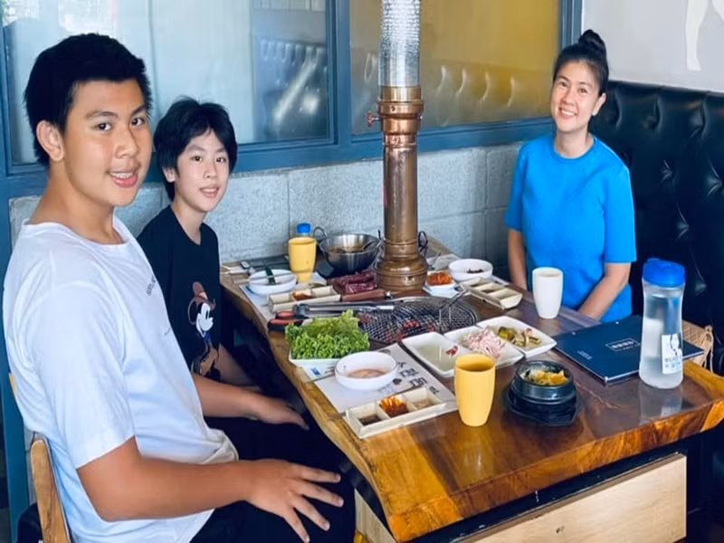 Vợ cũ của Phước Sang đăng tải hình ảnh đi ăn uống cùng các con. Ảnh: FBNV