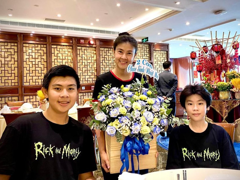 Theo Zing, hậu chia tay, hai con trai ở với Phước Sang còn Kim Thư bắt đầu lại từ hai bàn tay trắng. Nữ diễn viên từng thừa nhận vì không sống cùng hai bé nên giữa mẹ con có khoảng cách. Tuy vậy, Kim Thư tin rằng khi các con trưởng thành sẽ hiểu nỗi lòng của mẹ. Ảnh: FBNV