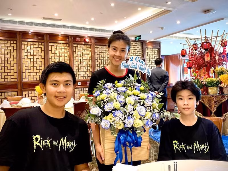 Theo Zing, hậu chia tay, hai con trai ở với Phước Sang còn Kim Thư bắt đầu lại từ hai bàn tay trắng. Nữ diễn viên từng thừa nhận vì không sống cùng hai bé nên giữa mẹ con có khoảng cách. Tuy vậy, Kim Thư tin rằng khi các con trưởng thành sẽ hiểu nỗi lòng của mẹ. Ảnh: FBNV