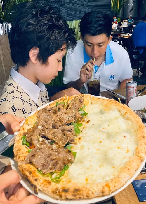 Phước Quang - con trai đầu lòng của Kim Thư và Phước Sang sở hữu chiều cao 1m88 ở tuổi 15. Ảnh: FBNV