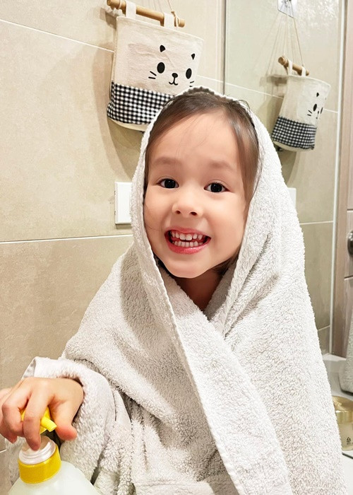 Nữ diễn viên mong con gái lớn lên không quá cao giống bố. Chồng của Lan Phương có chiều cao 2m.