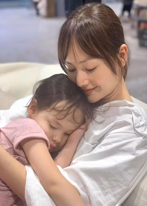 Lan Phương chỉ dạy con cách đọc các số tròn chục, còn Lina tự tìm ra tính logic và đọc các số tiếp theo.