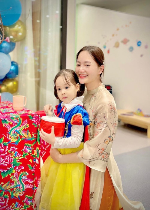 Con gái của Lan Phương mê màu sắc và vẽ lúc 18 tháng tuổi, mê piano lúc 20 tháng tuổi.