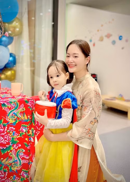 Con gái của Lan Phương mê màu sắc và vẽ lúc 18 tháng tuổi, mê piano lúc 20 tháng tuổi.