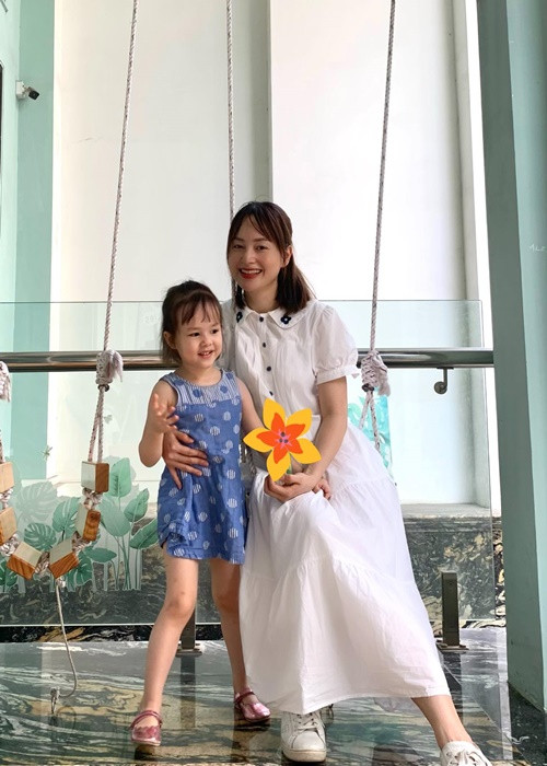 Cô nhóc được bố mẹ tập cho ngủ một mình từ năm 2 tuổi.