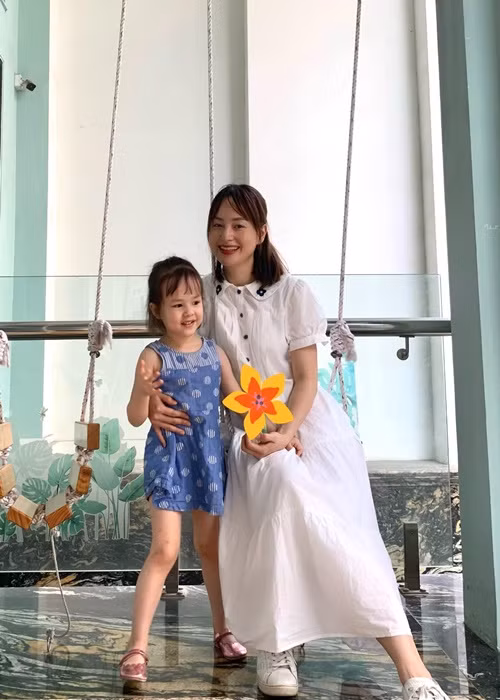 Cô nhóc được bố mẹ tập cho ngủ một mình từ năm 2 tuổi.