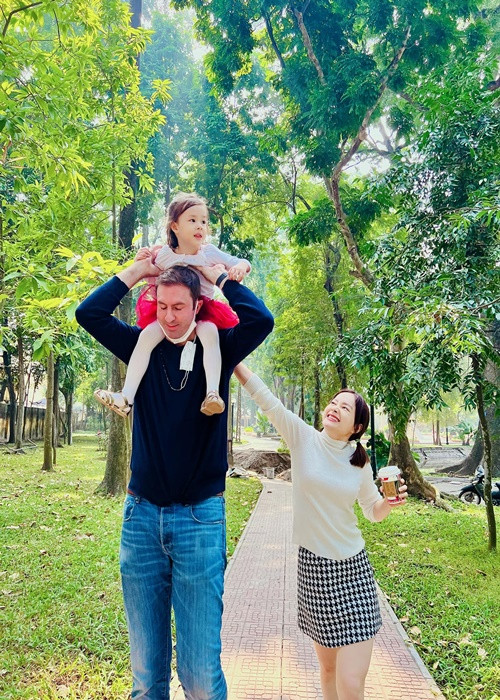 Nữ diễn viên phim "Thương ngày nắng về" chia sẻ: "Ngày nào không đi làm, anh ấy sẵn sàng chăm bé thay tôi. Anh ấy thay tã, pha sữa, cùng ăn cùng chơi với con. Có thể hình dung rằng người phụ nữ làm gì thì anh ấy sẽ làm y như vậy. Có nhiều khi tôi đi một ngày từ sáng đến tối là ảnh chăm con, từ lúc con dậy đến khi con đi ngủ".