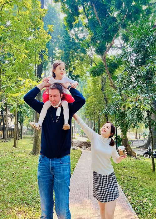 Nữ diễn viên phim "Thương ngày nắng về" chia sẻ: "Ngày nào không đi làm, anh ấy sẵn sàng chăm bé thay tôi. Anh ấy thay tã, pha sữa, cùng ăn cùng chơi với con. Có thể hình dung rằng người phụ nữ làm gì thì anh ấy sẽ làm y như vậy. Có nhiều khi tôi đi một ngày từ sáng đến tối là ảnh chăm con, từ lúc con dậy đến khi con đi ngủ".