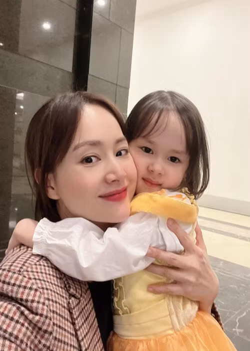 Gần 2 tuổi, Lina lần đầu biết đếm số từ 1 đến 5. 3 tuổi, cô nhóc đếm 100 bằng cả tiếng Anh và tiếng Việt.