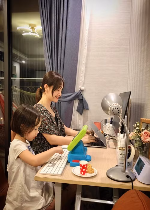 3 tuổi, Lina bắt đầu mê đọc chữ, suốt ngày đọc chữ cái đánh vần trên tất cả các món đồ vật trong nhà.