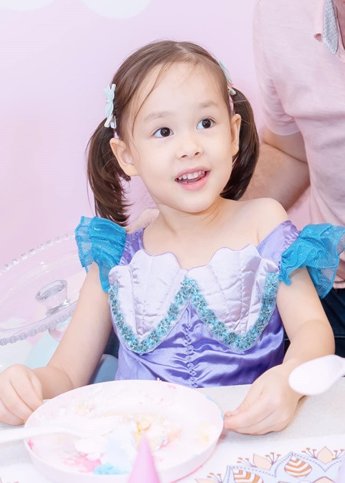 Bé Lina diện chiếc váy xanh lấy cảm hứng từ nhân vật mà cô nhóc yêu thích - Elsa trong phim hoạt hình "Frozen".