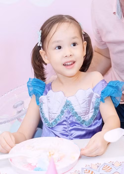 Bé Lina diện chiếc váy xanh lấy cảm hứng từ nhân vật mà cô nhóc yêu thích - Elsa trong phim hoạt hình "Frozen".