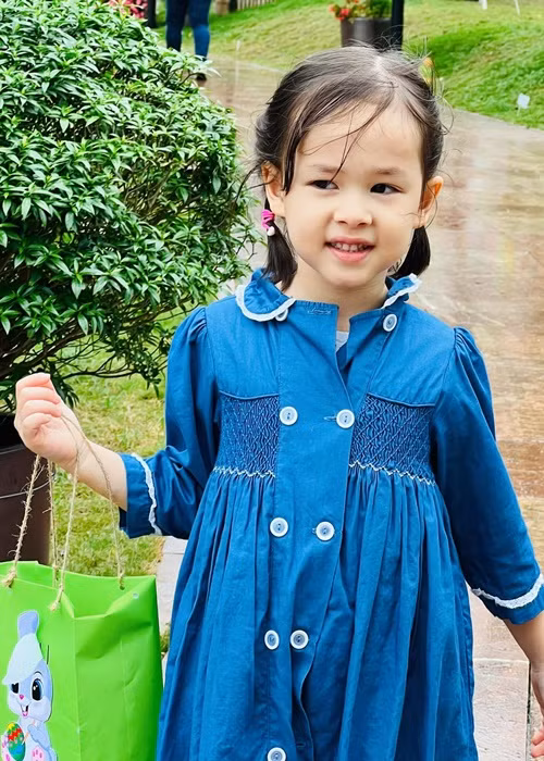 Con gái của Lan Phương cao nhanh, đôi chân rất dài giống bố.