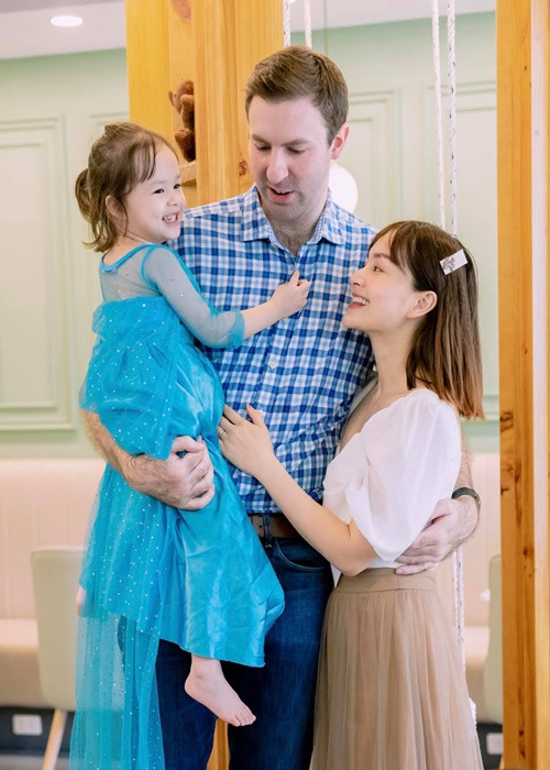 Ông xã của Lan Phương rất tâm lý, luôn giúp đỡ vợ chăm con.