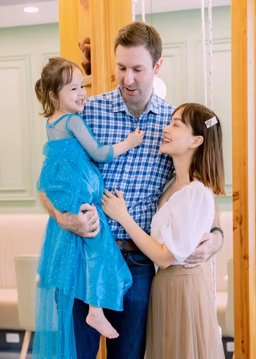 Ông xã của Lan Phương rất tâm lý, luôn giúp đỡ vợ chăm con.