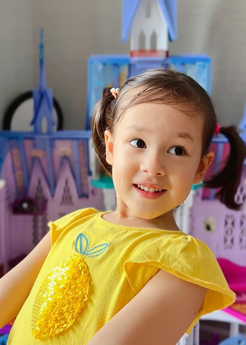 Lina sở hữu gương mặt lai Tây xinh xắn với đôi mắt to tròn.