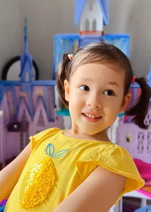 Lina sở hữu gương mặt lai Tây xinh xắn với đôi mắt to tròn.