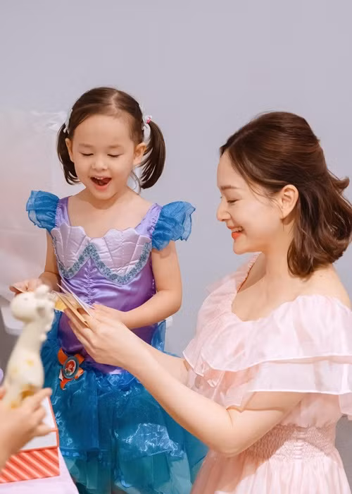 Ngam con gai 4 tuoi qua xinh cua Lan Phuong va chong Tay