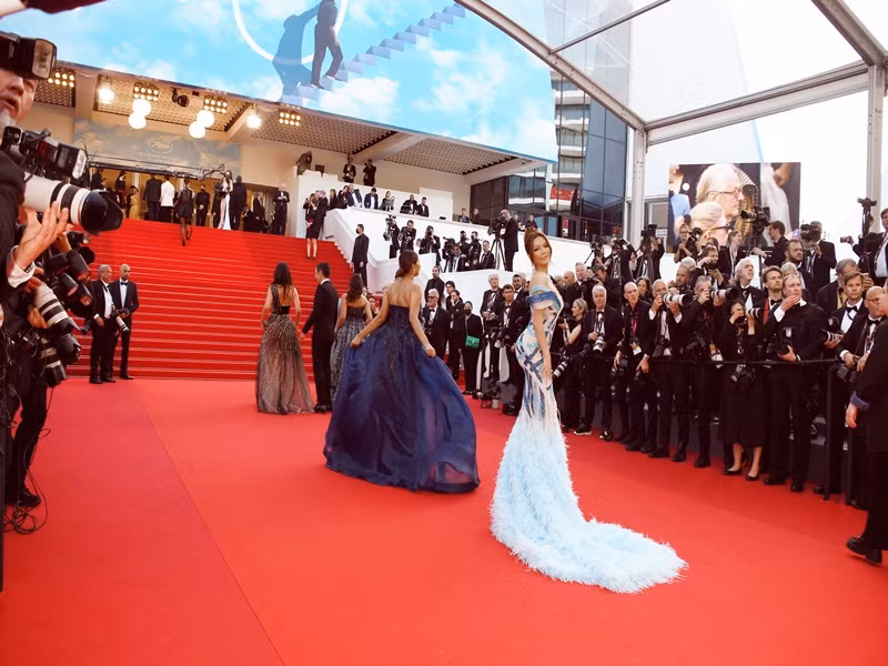 Lý Nhã Kỳ bỏ lỡ 2 ngày tham dự Cannes do quá bận rộn quảng báo phim mới ở Việt Nam.