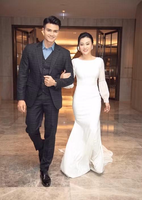 Trong TVC, cả hai vào vai vợ chồng, có nhiều cảnh tình tứ, khóa môi ngọt ngào.