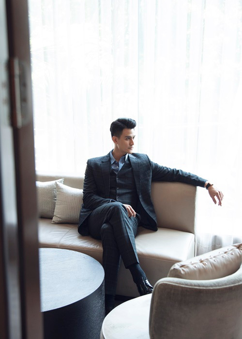 Xuất hiện tại sự kiện, Vĩnh Thụy lịch lãm, sang trọng trong bộ vest kẻ.