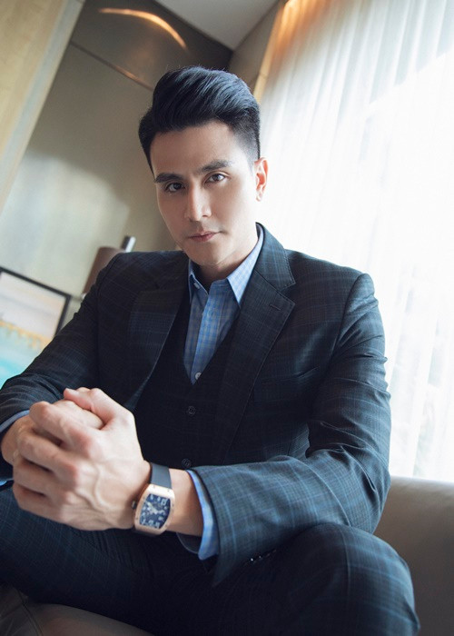 Anh thường được khán giả đặt cho các biệt danh như "soái ca", "nam thần", "mỹ nam" vì có ngoại hình nổi bật với gương mặt điển trai và vóc dáng hoàn hảo.