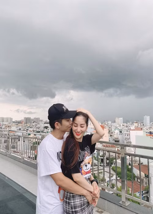 Phan Hiển luôn là người nhường nhịn vợ trong mọi cuộc tranh cãi vì anh biết Khánh Thi nóng tính và nhạy cảm. Để gắn kết hai con người một nóng tính, một còn ham chơi, Phan Hiển chấp nhận thay đổi bản thân để thích nghi với vợ. Mỗi lần Khánh Thi bị mỉa mai, Phan Hiển đáp trả gay gắt. Ảnh: FBNV