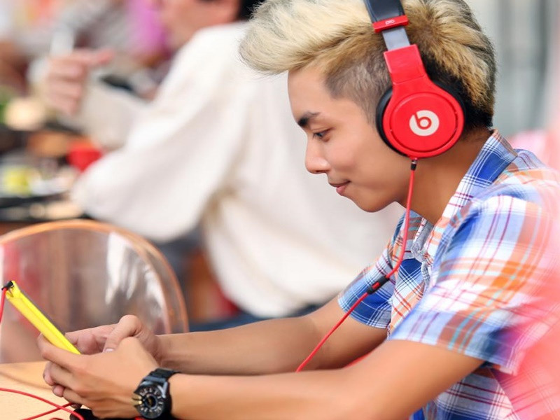 Phan Hiển có gia thế khủng. Theo Người đưa tin, anh là quý tử của một gia đình có truyền thống kinh doanh bất động sản. Ông bà ngoại của Phan Hiển là những doanh nhân khá thành công tại Sài Gòn. Hàng loạt cao ốc nằm tại các con đường đẹp nằm rải rác khắp các quận nội thành được cho là thuộc sở hữu của đại gia đình Phan Hiển. Ảnh: FBNV