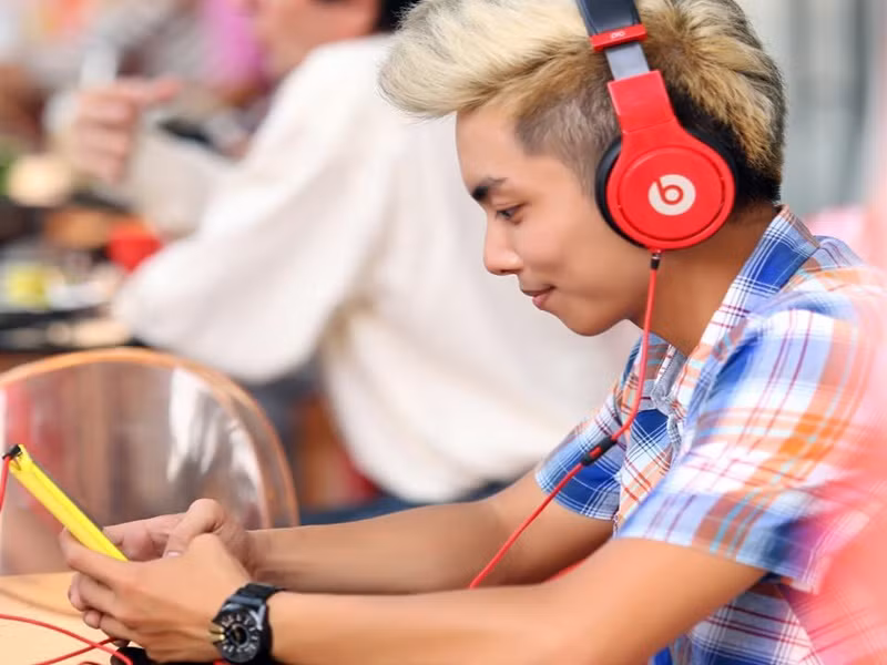 Phan Hiển có gia thế khủng. Theo Người đưa tin, anh là quý tử của một gia đình có truyền thống kinh doanh bất động sản. Ông bà ngoại của Phan Hiển là những doanh nhân khá thành công tại Sài Gòn. Hàng loạt cao ốc nằm tại các con đường đẹp nằm rải rác khắp các quận nội thành được cho là thuộc sở hữu của đại gia đình Phan Hiển. Ảnh: FBNV