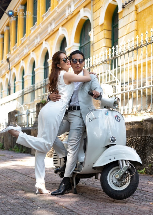 Phan Hiển chiều chuộng Khánh Thi. Anh từng bí mật tổ chức sinh nhật, tặng vợ ô tô, nhẫn kim cương đôi, đồng hồ bằng vàng nguyên khối gắn kim cương, tự tay trồng vườn hồng trị giá hơn trăm triệu trên sân thượng cho vợ. Ảnh: FBNV