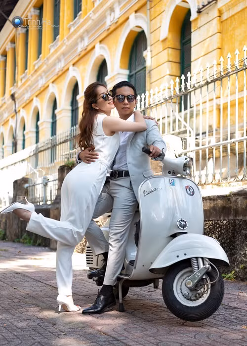 Phan Hiển chiều chuộng Khánh Thi. Anh từng bí mật tổ chức sinh nhật, tặng vợ ô tô, nhẫn kim cương đôi, đồng hồ bằng vàng nguyên khối gắn kim cương, tự tay trồng vườn hồng trị giá hơn trăm triệu trên sân thượng cho vợ. Ảnh: FBNV