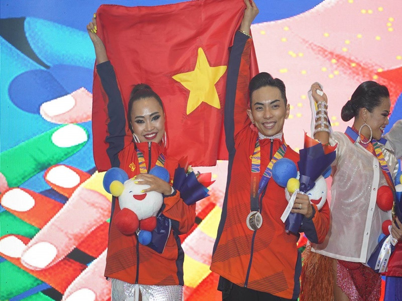 Ở SEA Games năm 2019, anh giành huy chương vàng cùng bạn nhảy Nguyễn Trọng Nhã Uyên (tên thật của Nhã Khanh) ở nội dung single dance jive. Ảnh: Giao thông