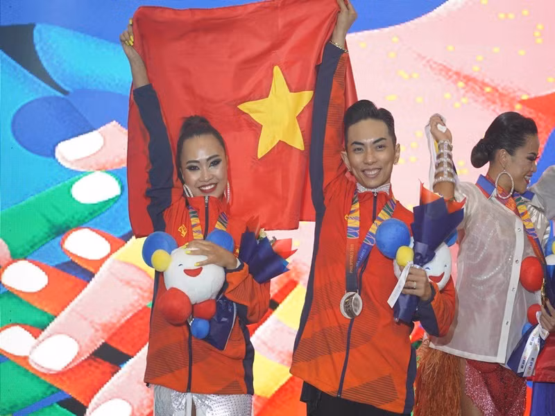 Ở SEA Games năm 2019, anh giành huy chương vàng cùng bạn nhảy Nguyễn Trọng Nhã Uyên (tên thật của Nhã Khanh) ở nội dung single dance jive. Ảnh: Giao thông