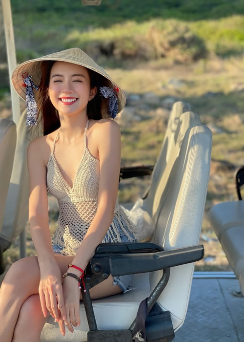 Ngoài đời, Ngọc Huyền khi kín đáo, lúc lại gợi cảm.