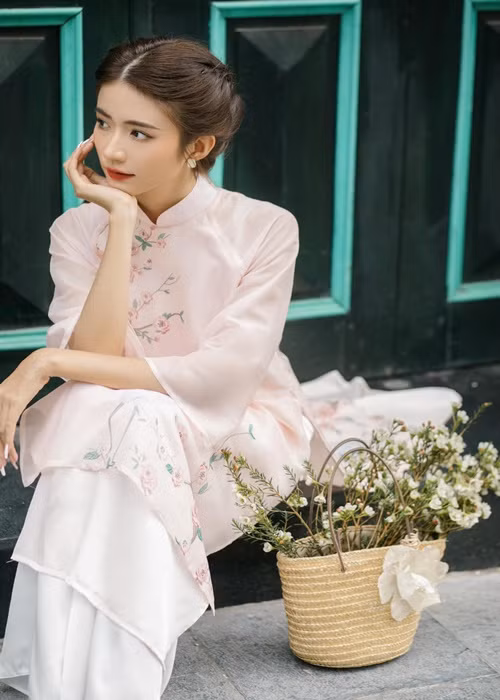 Khi mặc kín đáo, Ngọc Huyền vẫn gây mê nhờ gương mặt xinh đẹp với nụ cười tỏa nắng.