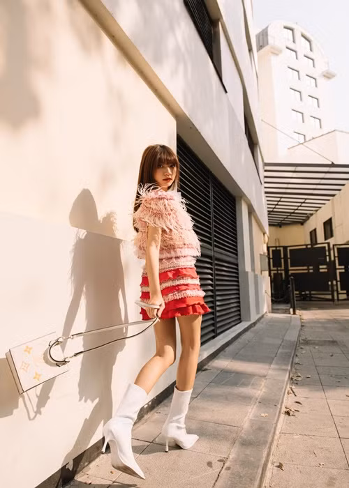 Ngọc Huyền trẻ trung, sành điệu trong một lần dạo phố.